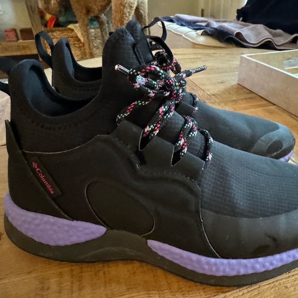 Columbia women’s black size 8 water resistant sneakers